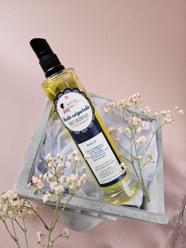 Huile corporelle Nuit orientale photographiée dans un décor naturel – fabrication artisanale en Suisse avec des huiles bio d’amande douce, argan et noyau d’abricot
