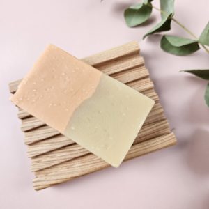 porte savon bois meleze avec savon artisanal