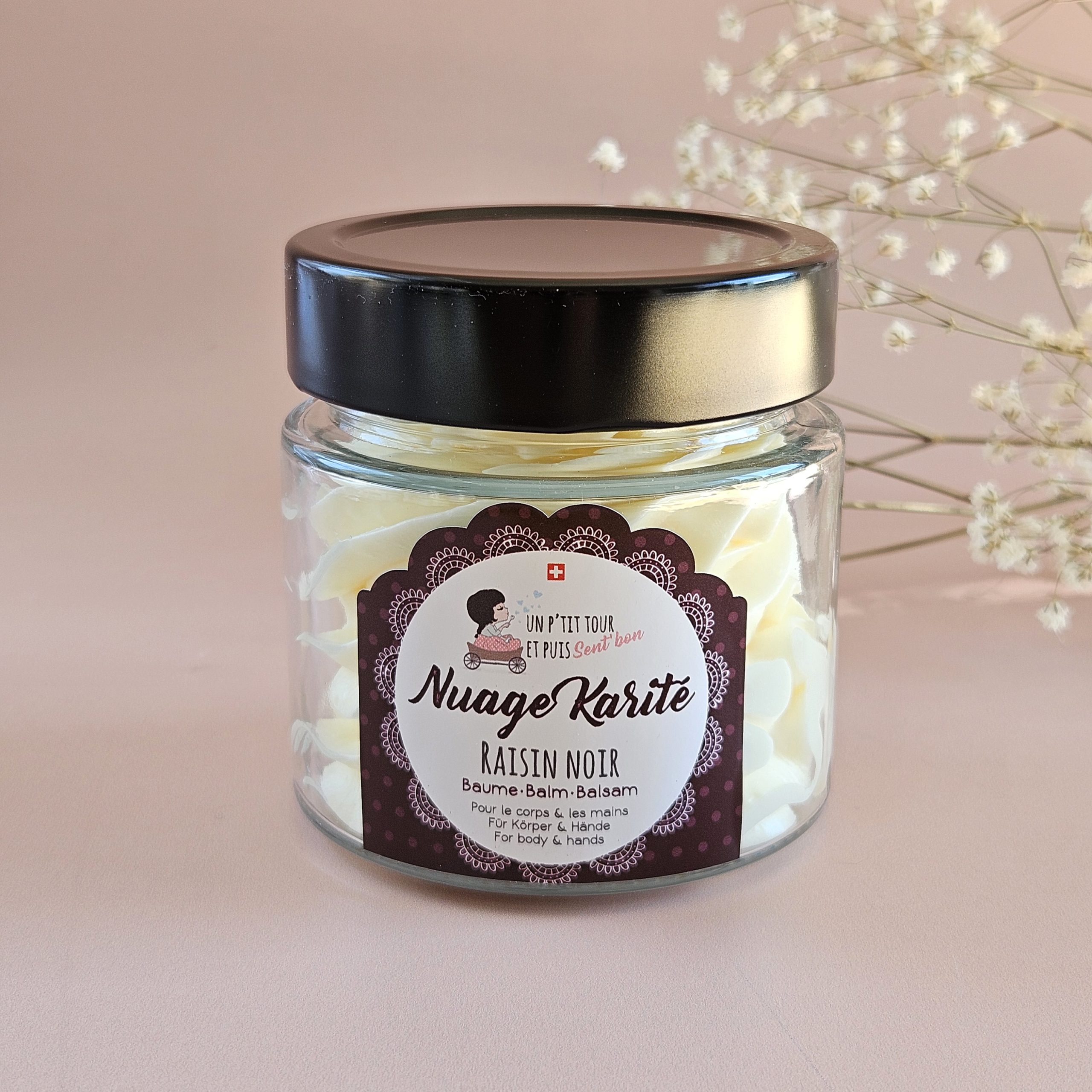 Baume chantilly Nuage de karité Raisin Noir 120 g – petit format pratique, parfum fruité, poudré et musqué, artisanal en Suisse