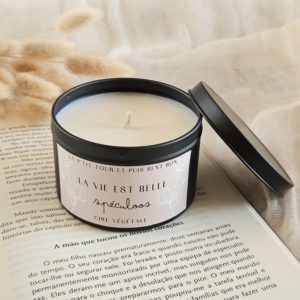 Bougie artisanale La Vie est Belle parfum spéculos, en cire de soja, mèche coton, fabriquée à la main en Suisse.