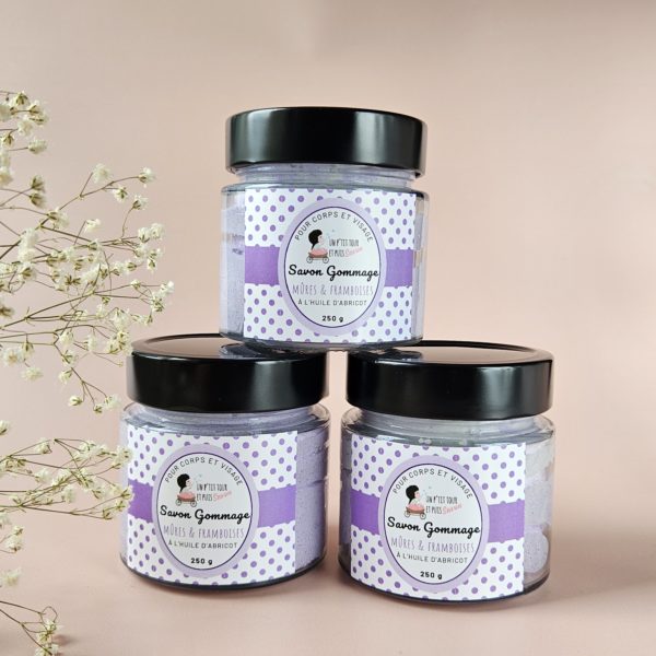 Savon gommant chantilly aux mûres et framboises – exfoliant visage et corps