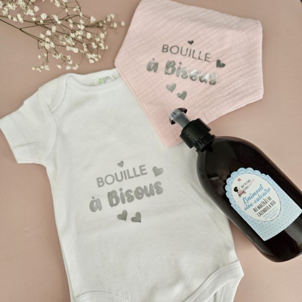 Coffret naissance Bouille à Bisous avec body blanc et bavoir rose, liniment oléo calcaire naturel 500 ml