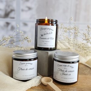 Contenu du coffret Noël – bougie souvenirs de Noël, savon chantilly gommage, crème irisée fleur de cerisier