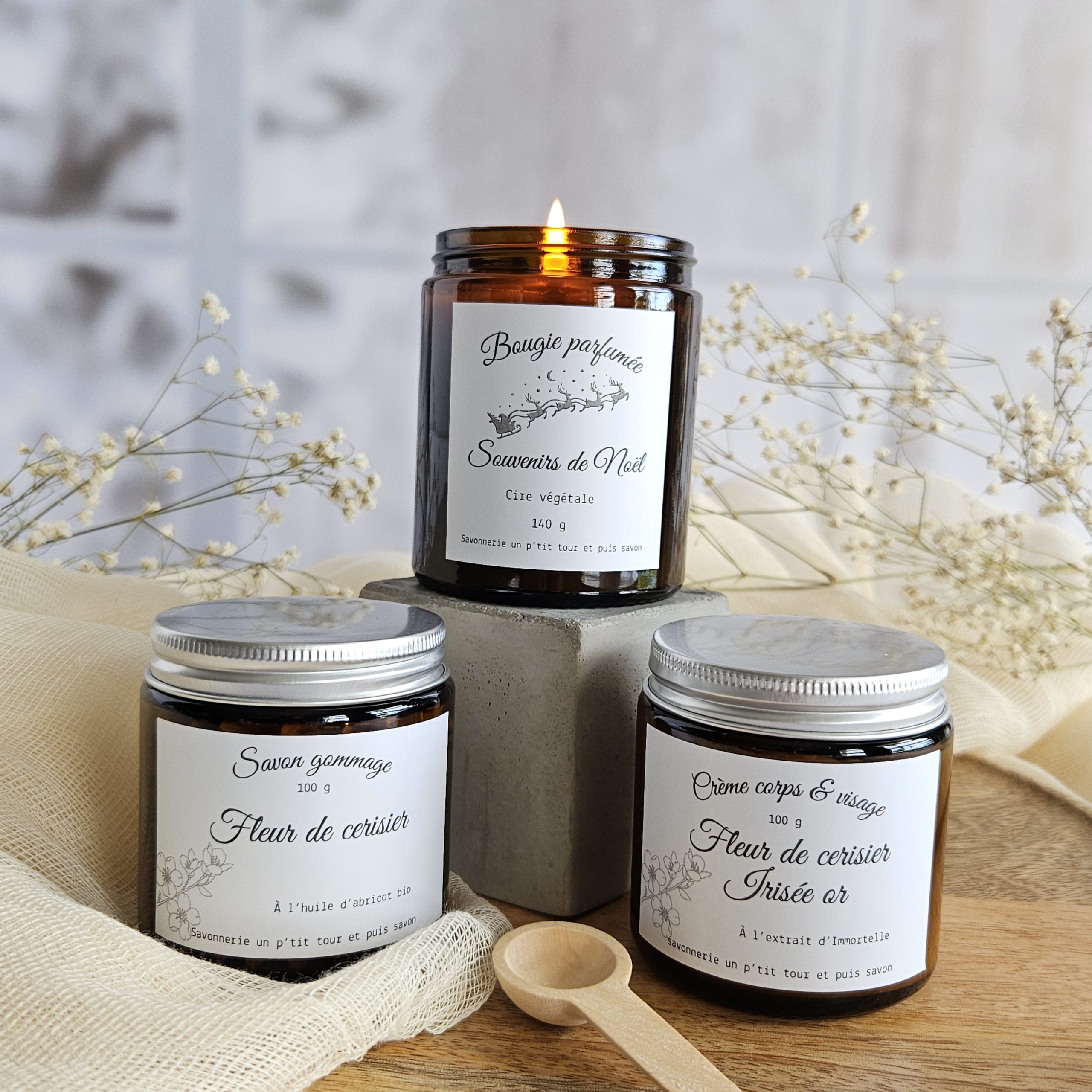 Contenu du coffret Noël – bougie souvenirs de Noël, savon chantilly gommage, crème irisée fleur de cerisier