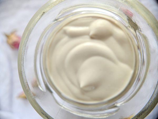 Texture de la crème Fleur de cerisier irisée or 100 ml avec reflets dorés