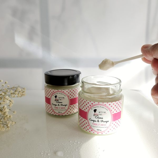 Application de la crème Pomme d’Amour sur le bras, texture fondante