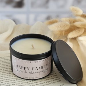 Bougie artisanale Happy Family parfum coupe de champagne, en cire de soja, mèche coton, fabriquée à la main en Suisse.
